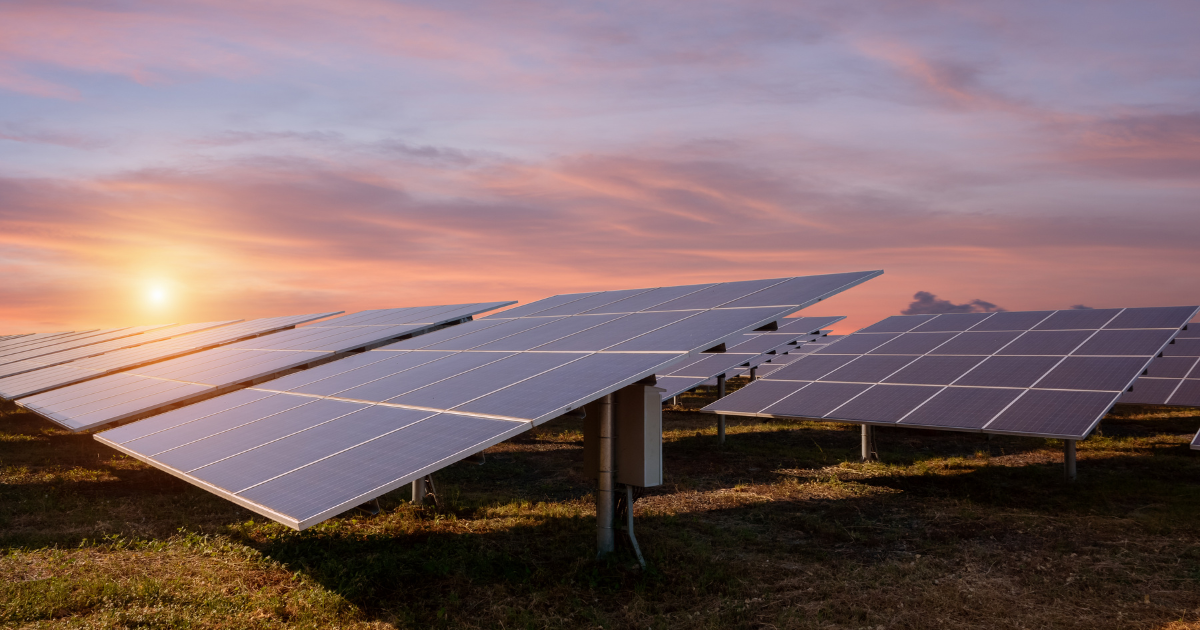 alt text: campo com sistema de energia renovável solar